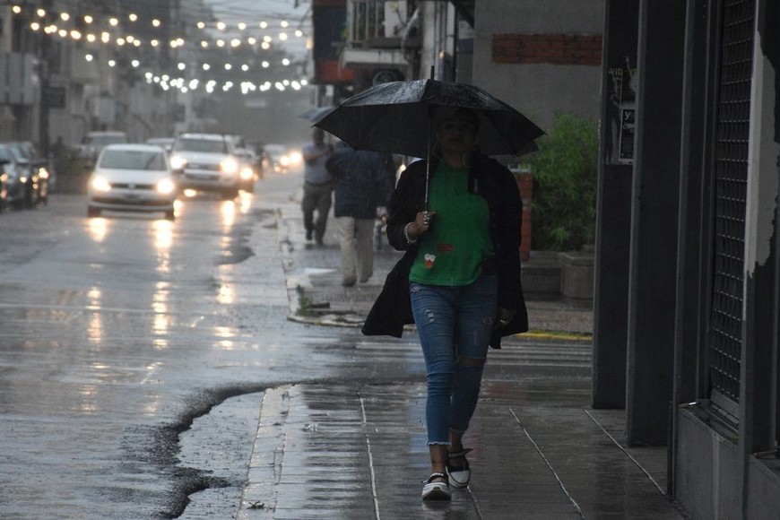 Desde la madrugada la lluvia es protagonista en la ciudad. Foto: Flavio Raina