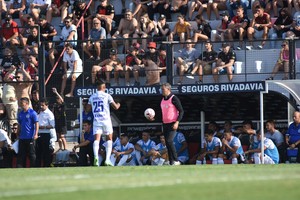 Del "Tomba" al "Tucu". Diego Flores, con 42 años y su experiencia en Godoy Cruz Antonio Tomba en la "A", ahora asume en un peso pesado del ascenso. Créditos: Mauricio Garin