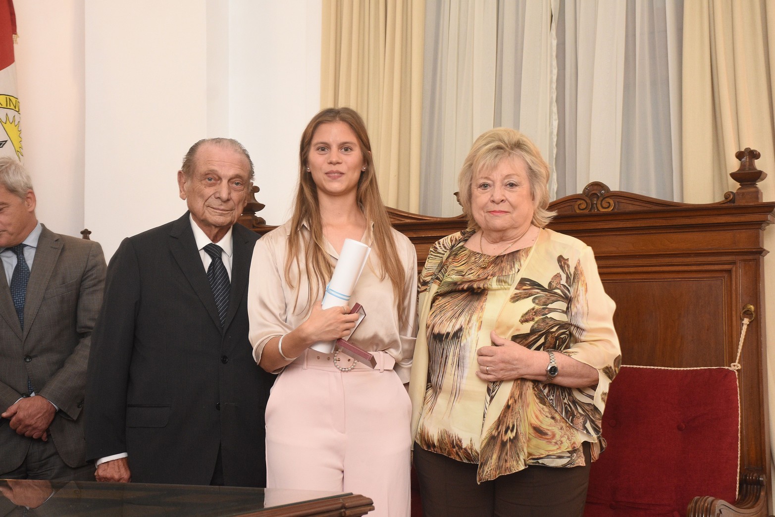 Distinguieron a los mejores promedios de las carreras de abogacía. El diploma y la medalla de honor fueron entregados por las autoridades del Poder Judicial y los representantes de las casas de estudios. Participaron el designado fiscal de Estado Domingo Rondina y el senador Julio Garibaldi.