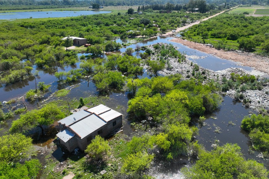 La zona donde está el basural se inundó por la crecida del río Paraná. Foto: Fernando Nicola