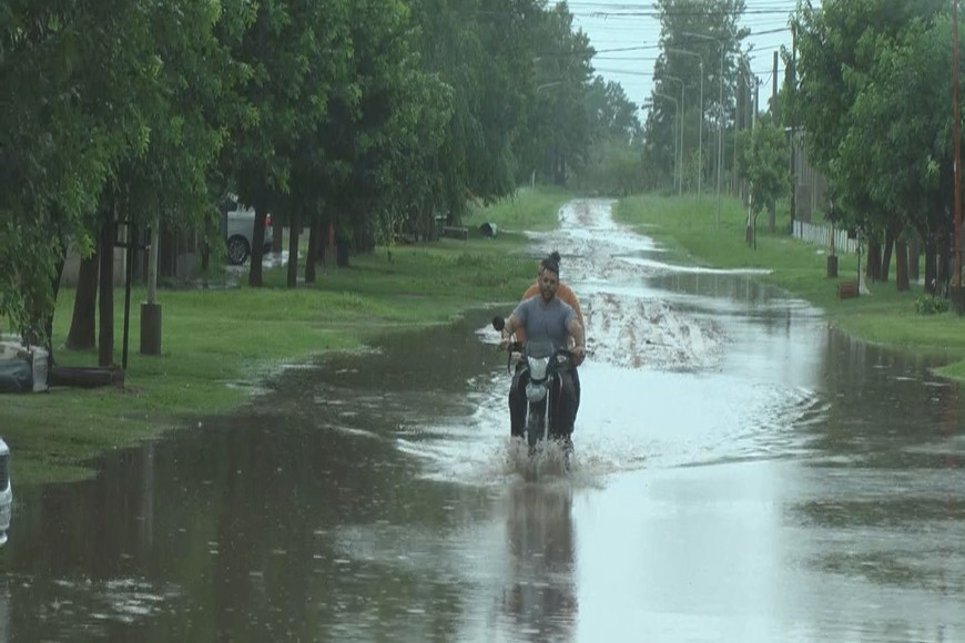 Anegamientos en calles de tierra, algo usual tras lluvias copiosas.
