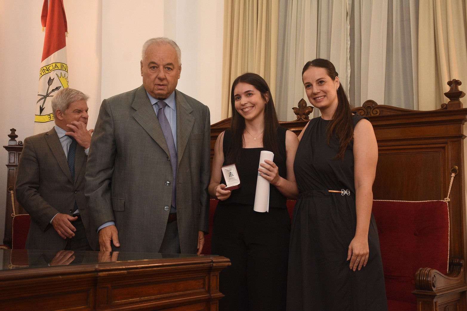 Distinguieron a los mejores promedios de las carreras de abogacía. El diploma y la medalla de honor fueron entregados por las autoridades del Poder Judicial y los representantes de las casas de estudios. Participaron el designado fiscal de Estado Domingo Rondina y el senador Julio Garibaldi.