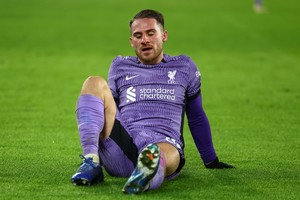 Soccer Football - Premier League - Sheffield United v Liverpool - Bramall Lane, Sheffield, Britain - December 6, 2023 
Liverpool's Alexis Mac Allister reacts after sustaining an injury REUTERS/Molly Darlington NO USE WITH UNAUTHORIZED AUDIO, VIDEO, DATA, FIXTURE LISTS, CLUB/LEAGUE LOGOS OR 'LIVE' SERVICES. ONLINE IN-MATCH USE LIMITED TO 45 IMAGES, NO VIDEO EMULATION. NO USE IN BETTING, GAMES OR SINGLE CLUB/LEAGUE/PLAYER PUBLICATIONS.