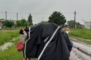 Una mujer policía cubrió con su capa a integrantes de uan familia evacuada en Tartagal.