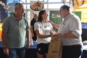Stefanía Antoniazzi, jugadora de hockey de Las Leonas fue homenajeada en El Quillá. Crédito: Pablo Aguirre.