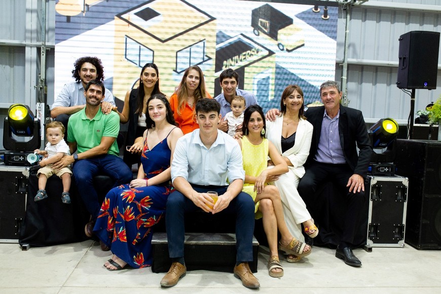 VAMA Arriba: Franco Valente, Florencia Valente, Melina Michlig Nicolás Valente
Medio: León Valente, Maximiliano Cíceri, Ítalo Valente, Ana María Mancuso, Ángel Valente
Abajo: Josefina Llados, Thiago Valente y Eugenia Gómez