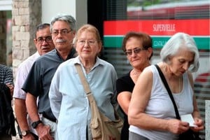 "Se aprecia que las Jubilaciones y pensiones soportaron el 35% de la reducción total", según el informe.