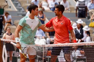Carlos Alcaraz y Novak Djokovic, en junio pasado, antes de medirse en las semifinales de Roland Garros.