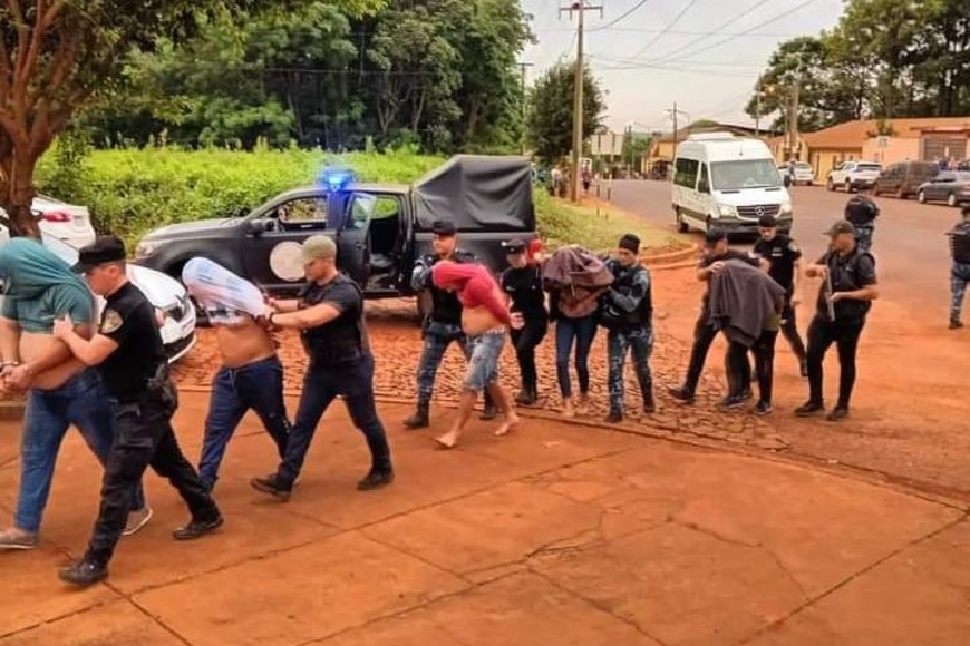 Se trata de una banda de cinco integrantes que robaban autos en Buenos Aires y los comercializaba en la localidad de Guaraní.