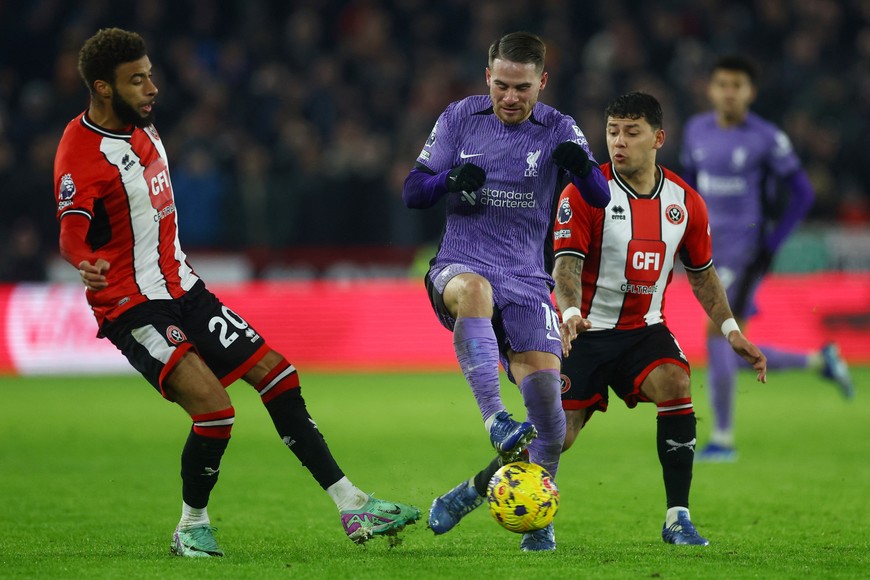 Soccer Football - Premier League - Sheffield United v Liverpool - Bramall Lane, Sheffield, Britain - December 6, 2023 
Liverpool's Alexis Mac Allister in action with Sheffield United's Jayden Bogle and Gustavo Hamer Action Images via Reuters/Lee Smith NO USE WITH UNAUTHORIZED AUDIO, VIDEO, DATA, FIXTURE LISTS, CLUB/LEAGUE LOGOS OR 'LIVE' SERVICES. ONLINE IN-MATCH USE LIMITED TO 45 IMAGES, NO VIDEO EMULATION. NO USE IN BETTING, GAMES OR SINGLE CLUB/LEAGUE/PLAYER PUBLICATIONS.