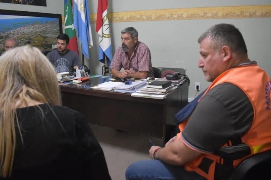 Reunión del intendente, el secretario Ávalo con referentes de Protección Civil Provincial luego de los 120 mm caídos en Coronda.