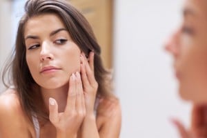 Desde las causas hasta los métodos más efectivos, te ofrecemos una guía completa para mantener tu piel libre de imperfecciones.