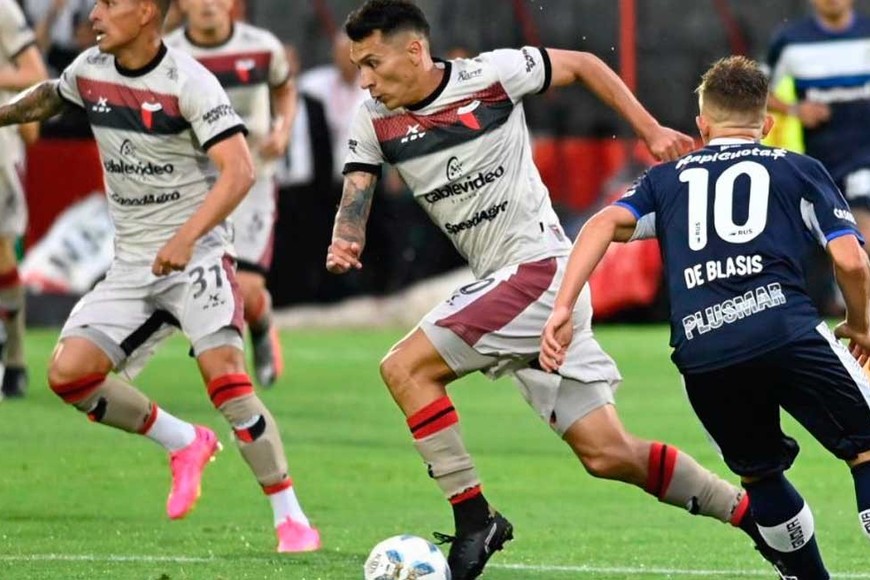 Botta traslada el balón. El enganche fue uno de los mejores jugadores de Colón en el torneo. Foto: Marcelo Manera