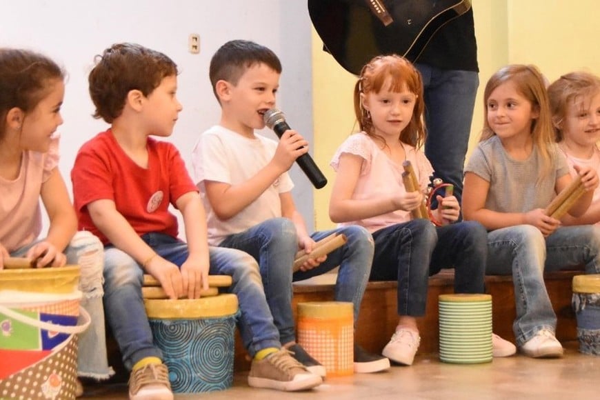 En el año, los alumnos del Centro Socio Cultural realizaron diferentes expresiones artísticas que fueron expuestas en los salones. Felicitamos a los niños del taller “Expresarte”, a los alumnos del taller de Dibujo y a las Costureras y Costureritas. Foto: Gentileza