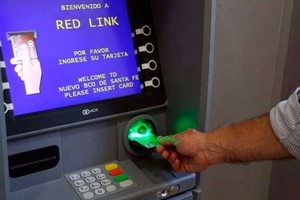 La grilla de pago comienza con los agentes policiales.