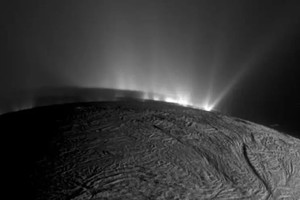 Encélado es el sexto satélite más grande de Saturno con algo más de 500 km de diámetro.