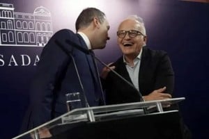 Eduardo Roust, junto a Manuel Adorni.