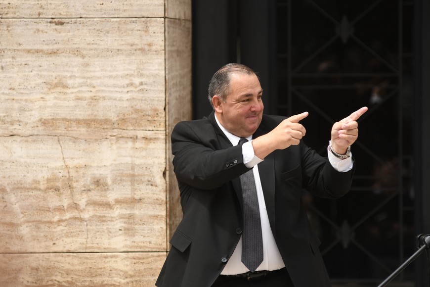 Asunción y primeras medidas del Intendente. Juan Pablo Poletti prometió "sacar la Municipalidad a la calle", y dijo que quiere ayudar "a más gente que en el hospital Cullen". Pidió la Emergencia Hídrica al Concejo y se abocó a buscar soluciones para el transporte público.