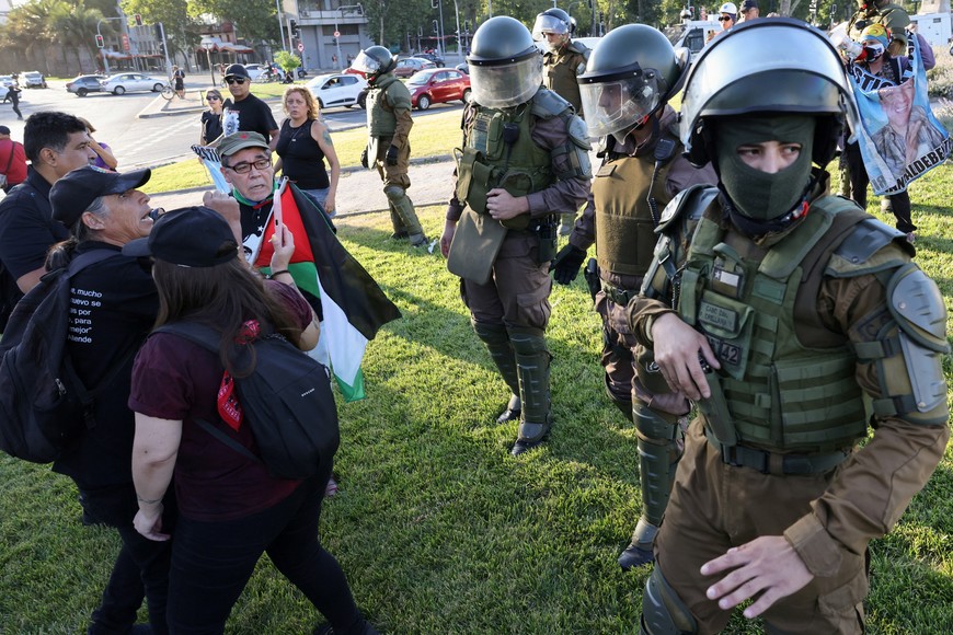 Riot police officers disperse people attempting to celebrate after polls closed, on the day of the referendum on a new Chilean constitution in Santiago, Chile, December 17, 2023. REUTERS/Ivan Alvarado