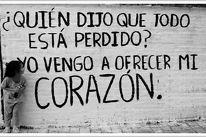 La esperanza. En la realidad cotidiana, en el quehacer de cada día, en la diaria, tenemos que ofrecer la mano; ofrecernos las manos los unos a los otros. Así vamos a poder barrer entre todos la vereda, porque nadie vendrá a barrerla.