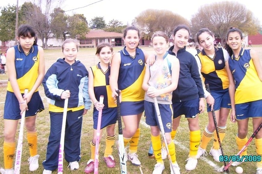 Una de las primeras fotos. Stefi Antoniazzi (5ta. de derecha a izquierda) junto al grupo de amigas con las que comenzó a jugar en El Quillá.