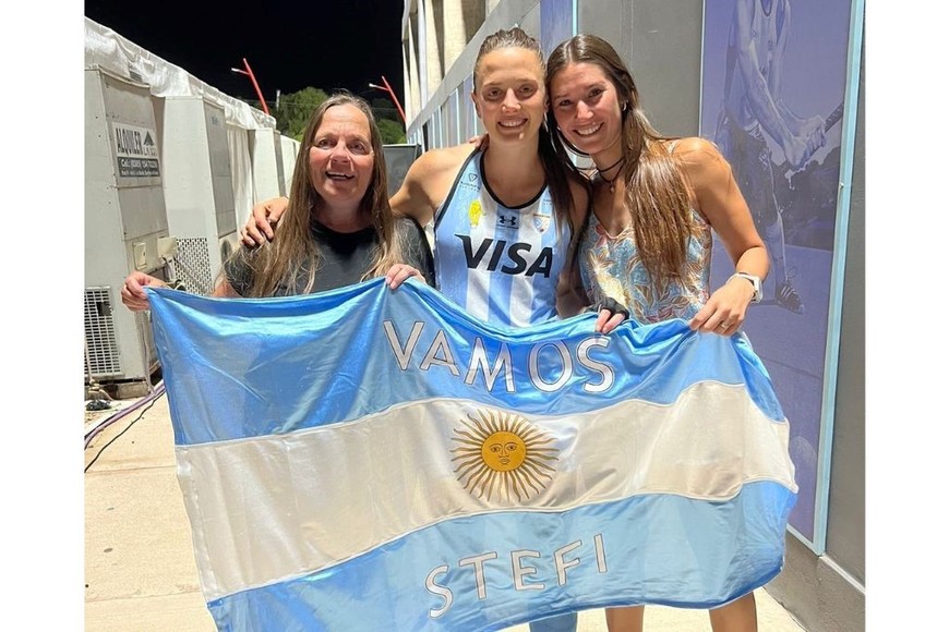 En Santiago del Estero. MInutos después del debut en Las Leonas y todavía con la camiseta puesta, Stefi se encontró con Sandra (su mamá) y Emilia López Castro, quien fue su primera entrenadora, y por qué no, su descubridora.