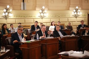 Felipe Michlig, presidente provisional del Senado y presidente del Comite Provincial de la UCR, durante la primera sesión extraordinaria. Crédito: Gentileza Cámara de Senadores
