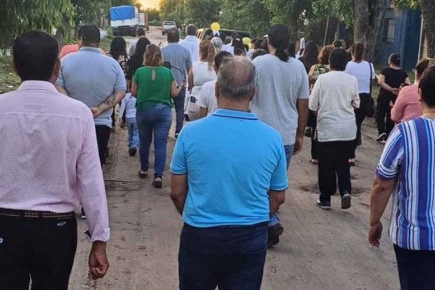 Parte de la procesión por las calles de Desvío Arijón. Fotos: Comuna de Desvío Arijón.