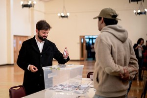 Gabriel Boric, emitiendo su voto este domingo. Foto: Reuters