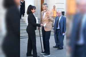 Vernet con Lassús ingresando al Palacio Legislativo. Cuarenta años atrás ingresó como gobernador. Crédito: Manuel Fabatia