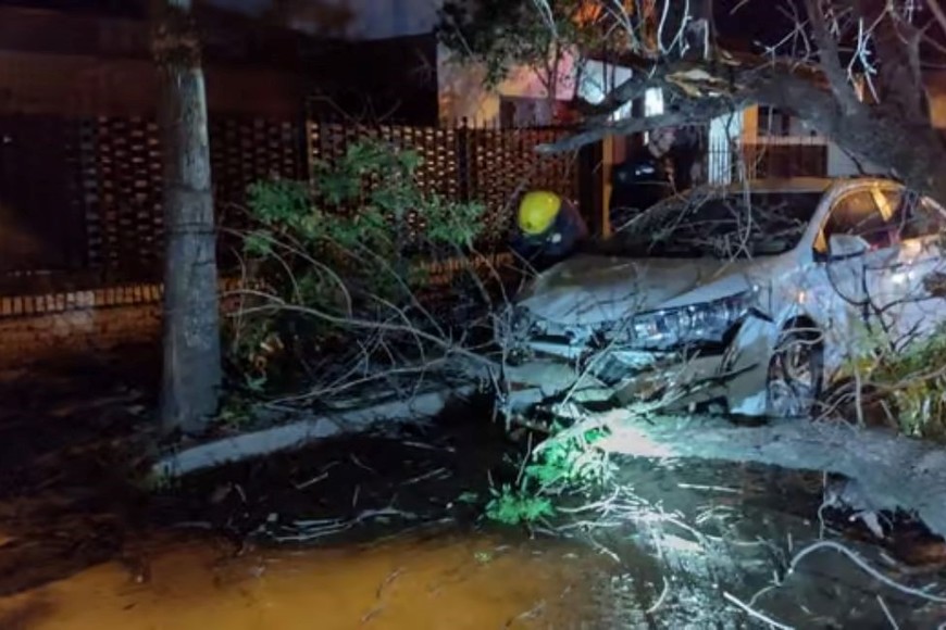 El automóvil sufrió importantes daños.