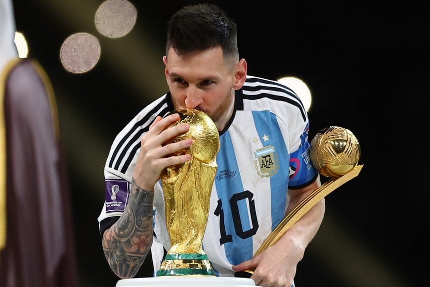 Lionel Messi besa la copa antes de que se la entreguen. Persiguió el sueño contra viento y marea. Y lo logró. Archivo