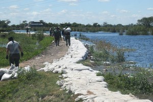 En la Vuelta del Paraguayo se instalaron electrobombas para hacer frente al desborde del río. También se siguen colocando bolsas de arena. Foto: Flavio Raina