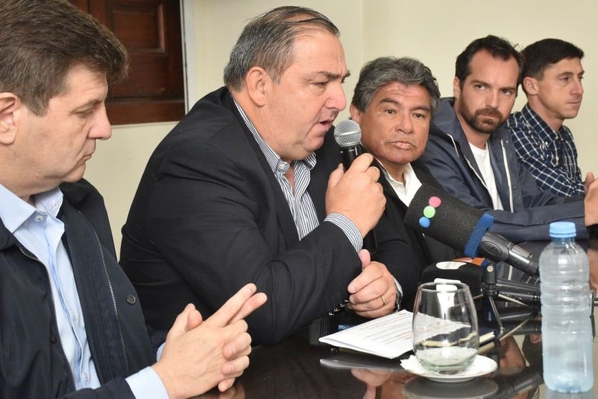 “Estamos expectantes y siguiendo minuto a minuto la situación de la Vuelta del Paraguayo, bombeando permanentemente la zona porque se bloquea el camino por pequeñas filtraciones de la defensa”, comentó el intendente Juan Pablo Poletti. Foto: Flavio Raina