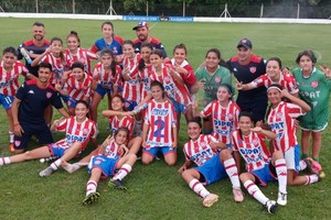 Alegría en rojo y blanco. Unión se quedó con el título de campeón al vencer a Colón. De esta manera se cerró el año deportivo para el fútbol femenino. Crédito: Prensa de la Liga.