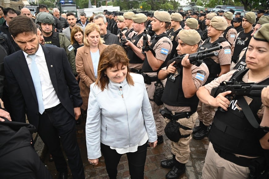 Bullrich se encargó de saludar a los uniformados de la Gendarmería Nacional Argentina y de las otras dependencias. Crédito: Marcelo Manera
