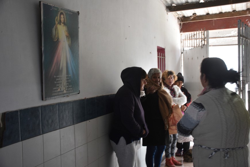 El ingreso a la institución social. Hay gente que lamentablemente queda afuera, esperando su ración.