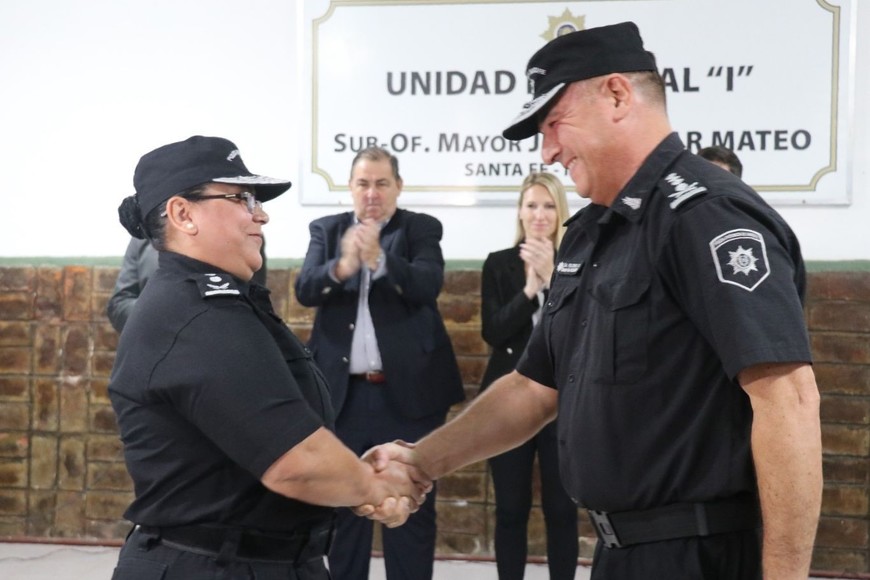 Este lunes se produjo el acto de puesta en funciones de la nueva jefa de la Unidad Regional Uno de Santa Fe, comisario Margarita Romero. Crédito: Prensa Gobierno