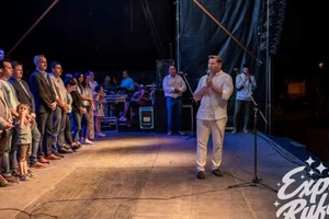 El intendente Natalio Lattanzi habló ante público desde el escenario.