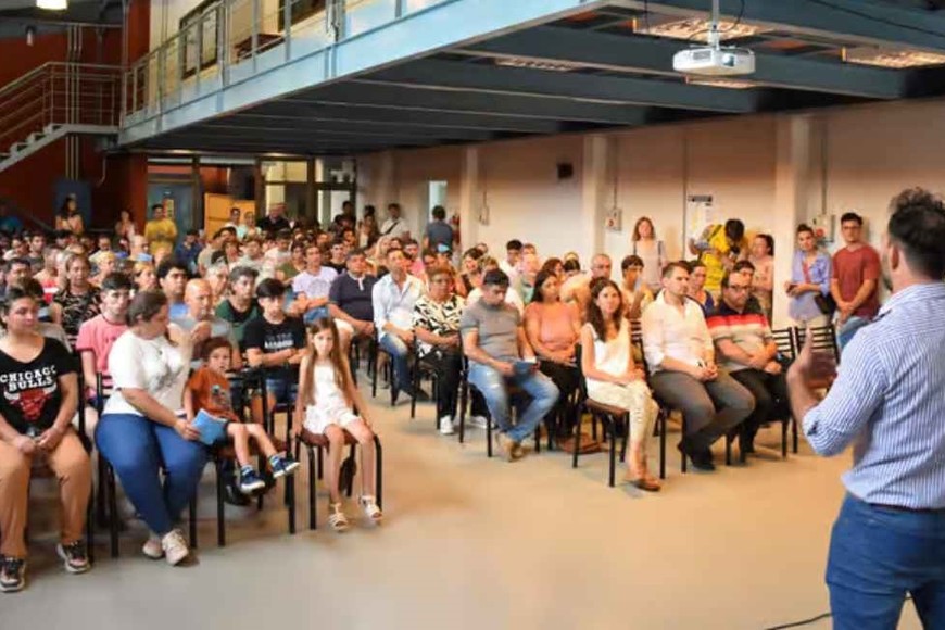 La senadora confirmó que en 2024 seguirán los cursos de formación gratuita en oficios.