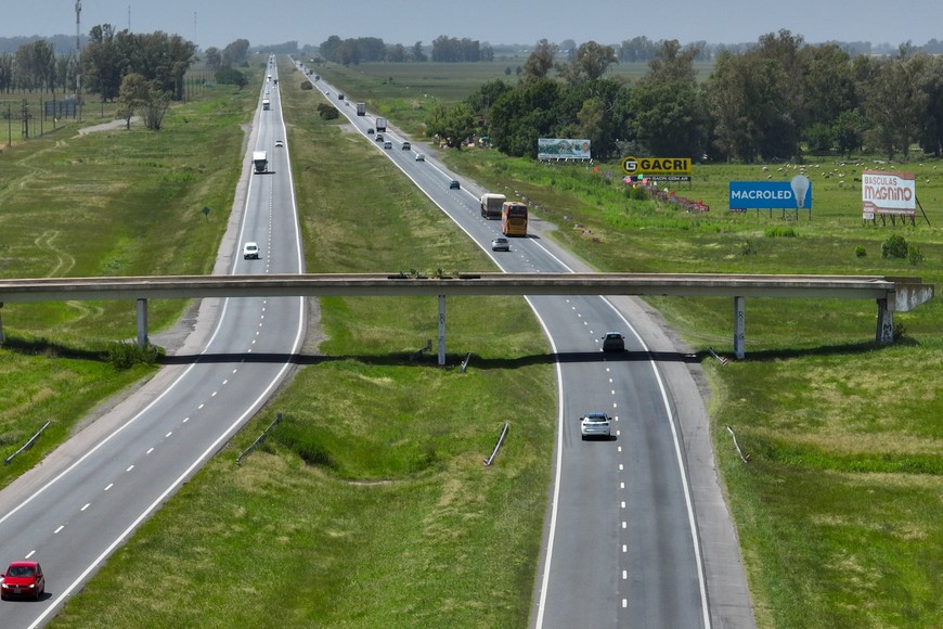 Por el lugar a diario transita miles de vehículos, ¿ conocerán todos la historia de esa obra inconclusa? Foto: Fernando Nicola