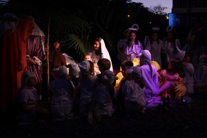 Será el próximo sábado 23 a partir de las 17 horas en la Plaza “27 de Septiembre” de la feria navideña con diferentes artesanos de la localidad y la zona, y presenciar el pesebre viviente que organiza el Templo “Nuestra Sra. De Lourdes” con la participación de los niños que asisten a catequesis.