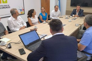 “El foro abarca localidades que van desde Villa Constitución hasta Timbúes, localidades con realidades en común, vinculadas a la relación entre el río y el transporte de cargas. Hoy he tenido el honor de que me ratificaran como presidente de este espacio cordial de diálogo que siempre nos ayuda a encontrar soluciones”, introdujo el jefe del Ejecutivo local.