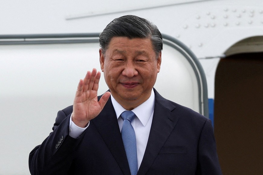 FILE PHOTO: Chinese President Xi Jinping waves as he arrives at San Francisco International Airport to attend the APEC (Asia-Pacific Economic Cooperation) Summit in San Francisco, California, U.S., November 14, 2023. REUTERS/Brittany Hosea-Small/File Photo