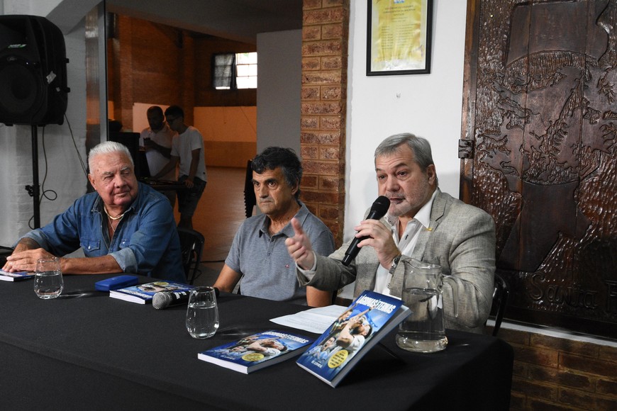 Néstor Fenoglio, director de El Litoral, haciendo uso de la palabra en la presentación de la charla, junto a Enrique Cruz y Ricardo Porta. Créditos: Pablo Aguirre