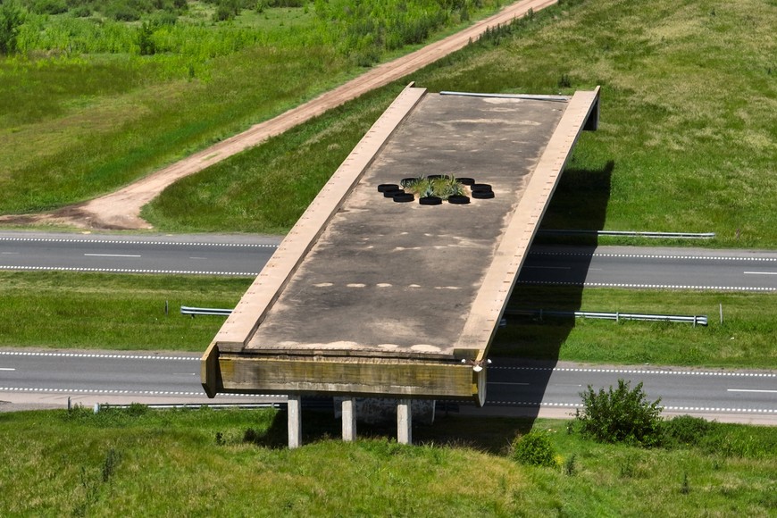 Desde el drone de El Litoral, así se puede ver la parte superior del puente a la nada. Foto: Fernando Nicola