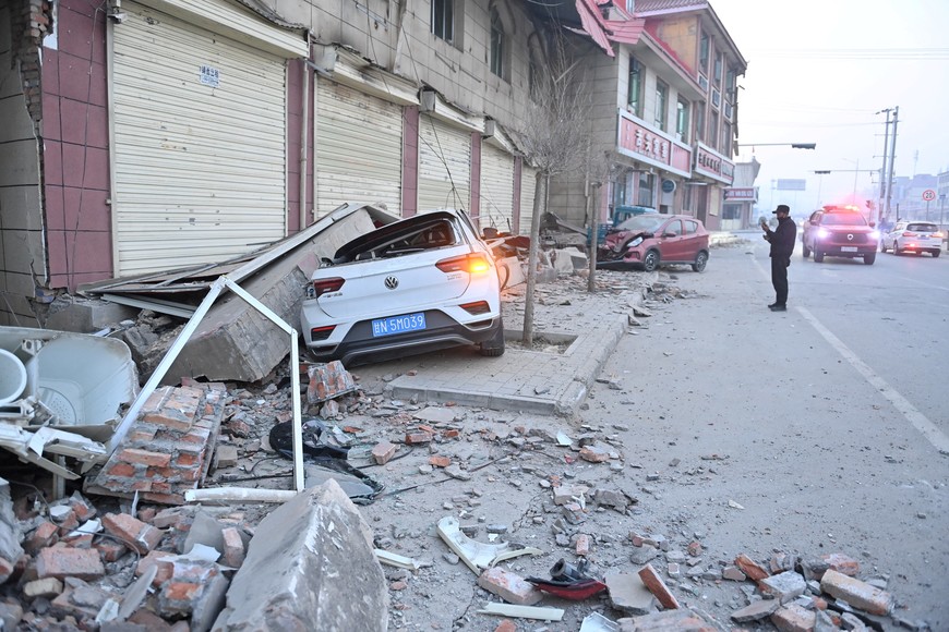 Damaged cars are seen amid rubble next to damaged buildings at Dahejia town following the earthquake in Jishishan county, Gansu province, China December 19, 2023. cnsphoto via REUTERS   ATTENTION EDITORS - THIS IMAGE WAS PROVIDED BY A THIRD PARTY. CHINA OUT. NO COMMERCIAL OR EDITORIAL SALES IN CHINA