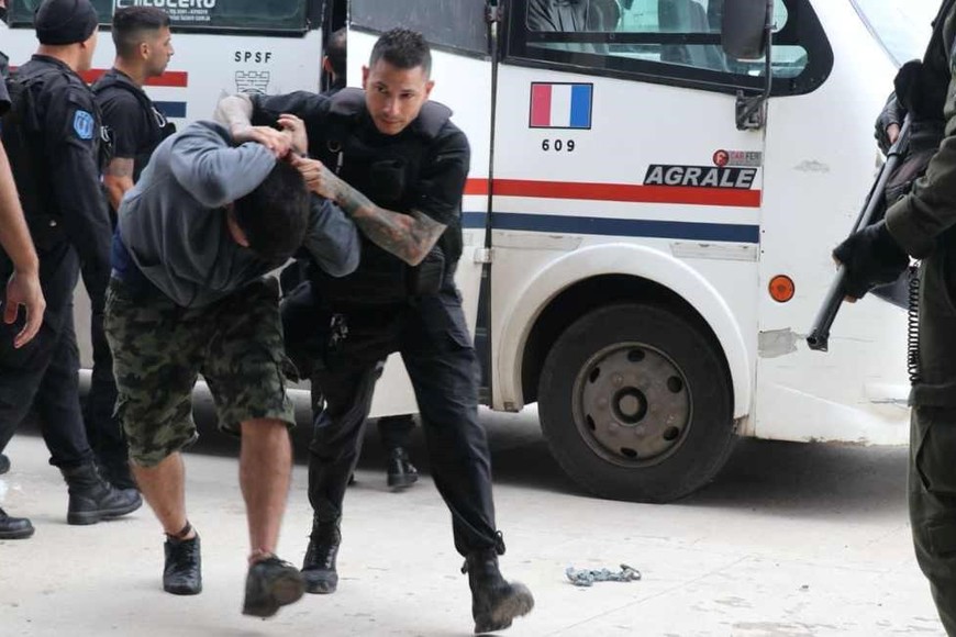 Desde el primer día de gestión, el Ministerio de Seguridad se realiza traslados masivos de presos de comisarías a las cárceles provinciales. Crédito: El Litoral