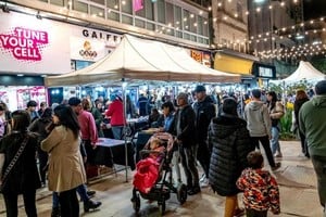 Como en cada una de las anteriores jornadas, quienes asistan podrán caminar, pasear, deleitarse con la gastronomía local en bares y foodtrucks, y recorrer ferias, locales comerciales y galerías abiertas con horario extendido y ofertas para las fiestas de Navidad y Año Nuevo.