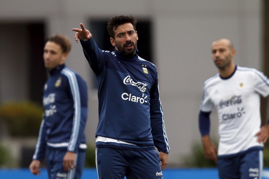 Argentina's Ezequiel Lavezzi (C) gestures next to teammates Javier Mascherano (R) and Lucas Biglia during a training session ahead in Buenos Aires, Argentina, November 9, 2015. REUTERS/Marcos Brindicci buenos aires Ezequiel Lavezzi Javier Mascherano Lucas Biglia entrenamiento practica de la seleccion argentina futbol futbolistas jugadores argentinos entrenando